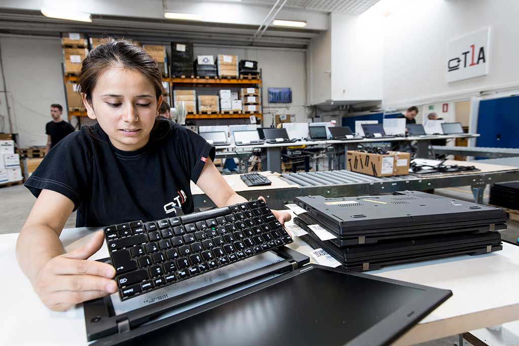 Tekniker sætter nyt keyboard på refurbished PC